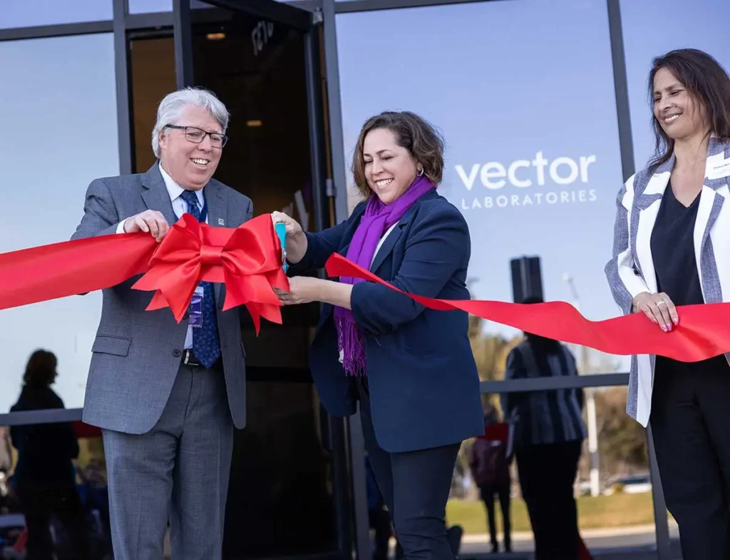 Ribbon Cutting Lisa vMayor